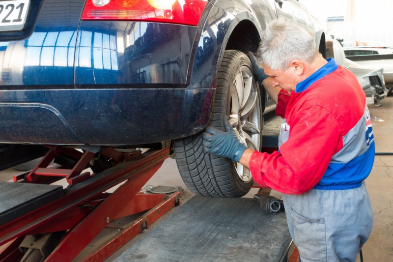vitrine-CABASSE-min_auto_repair_repair_lift_auto_mechanic_work_clothes_master_professional_man_of_the_fold-685629
